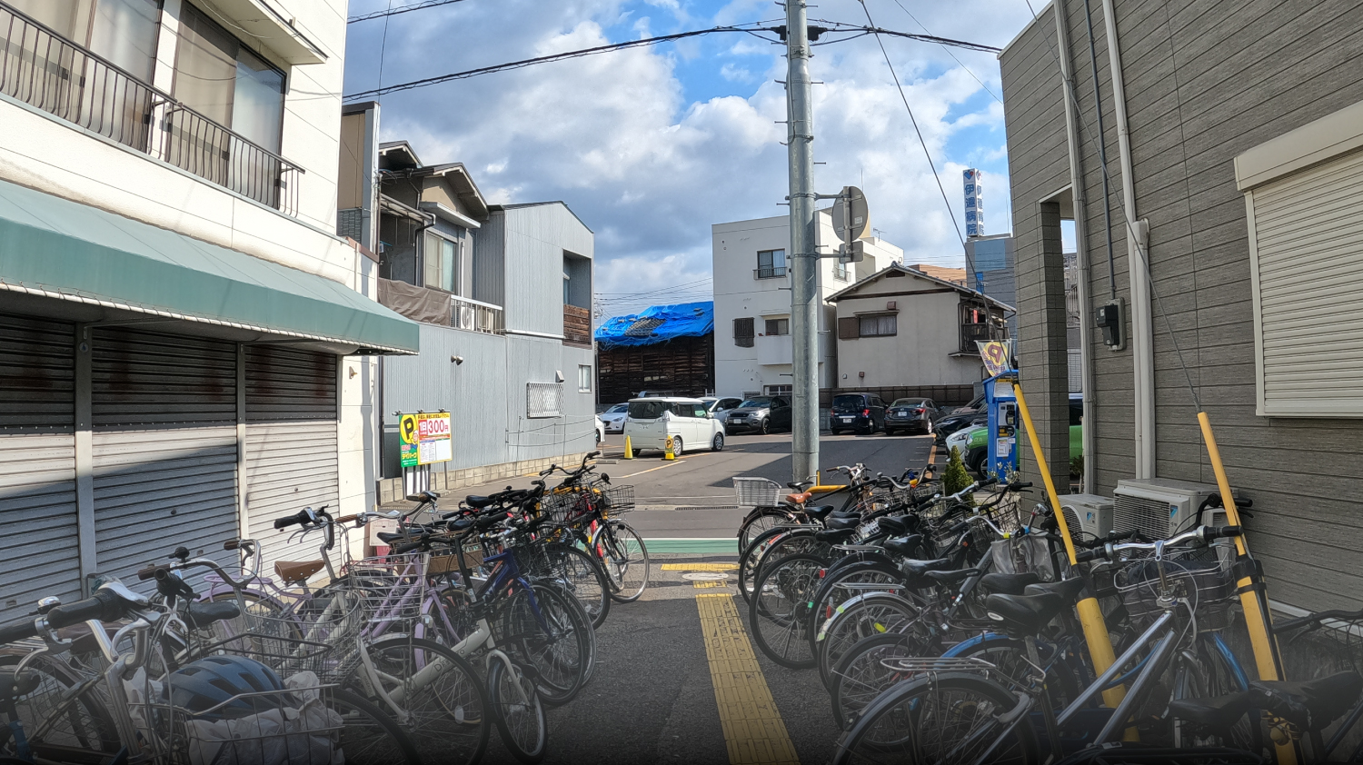 自転車置き場を抜けて、左に曲がります。